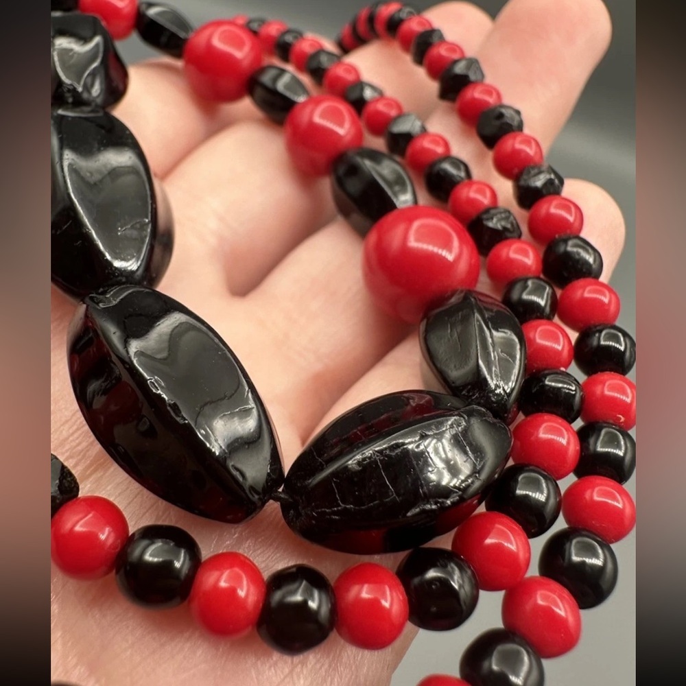 Vintage Black & Red Glass Beaded Necklace ~27” Box Clasp Unsigned *Some Chipped* - Picture 7 of 14